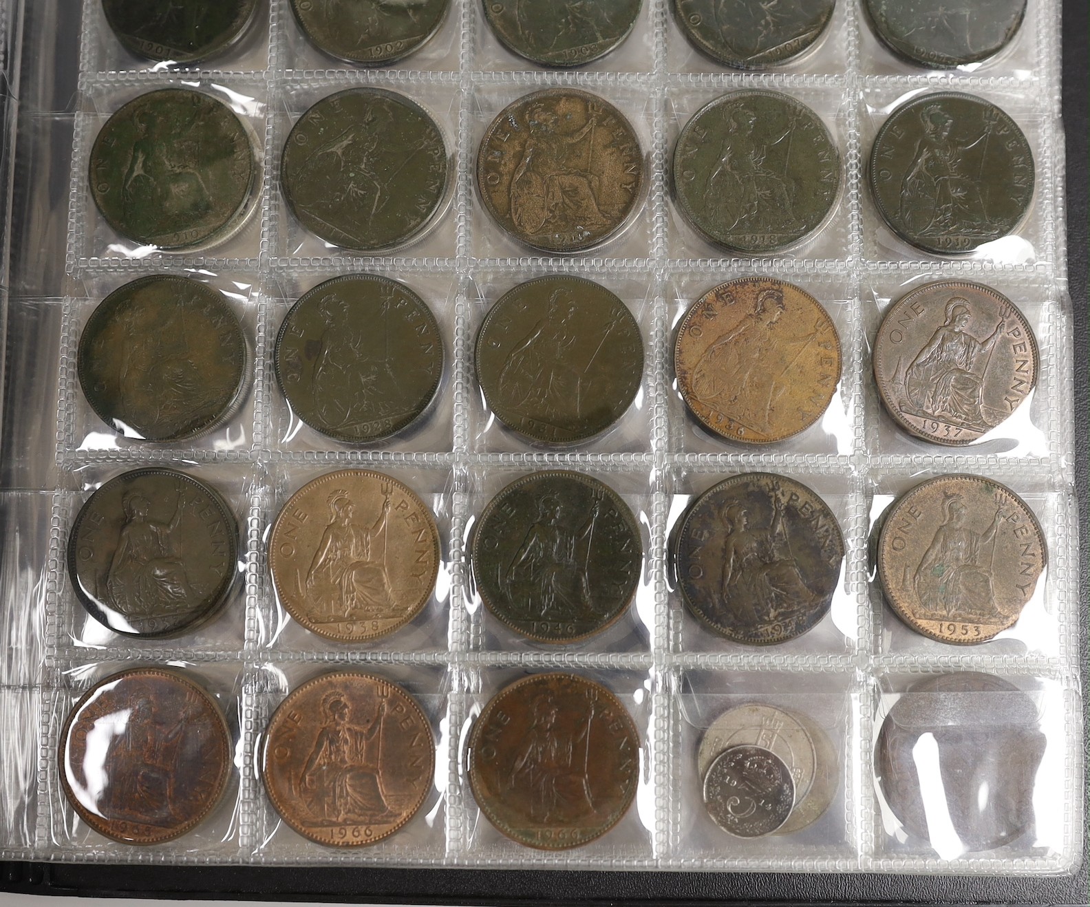 A collection of 20th century coinage